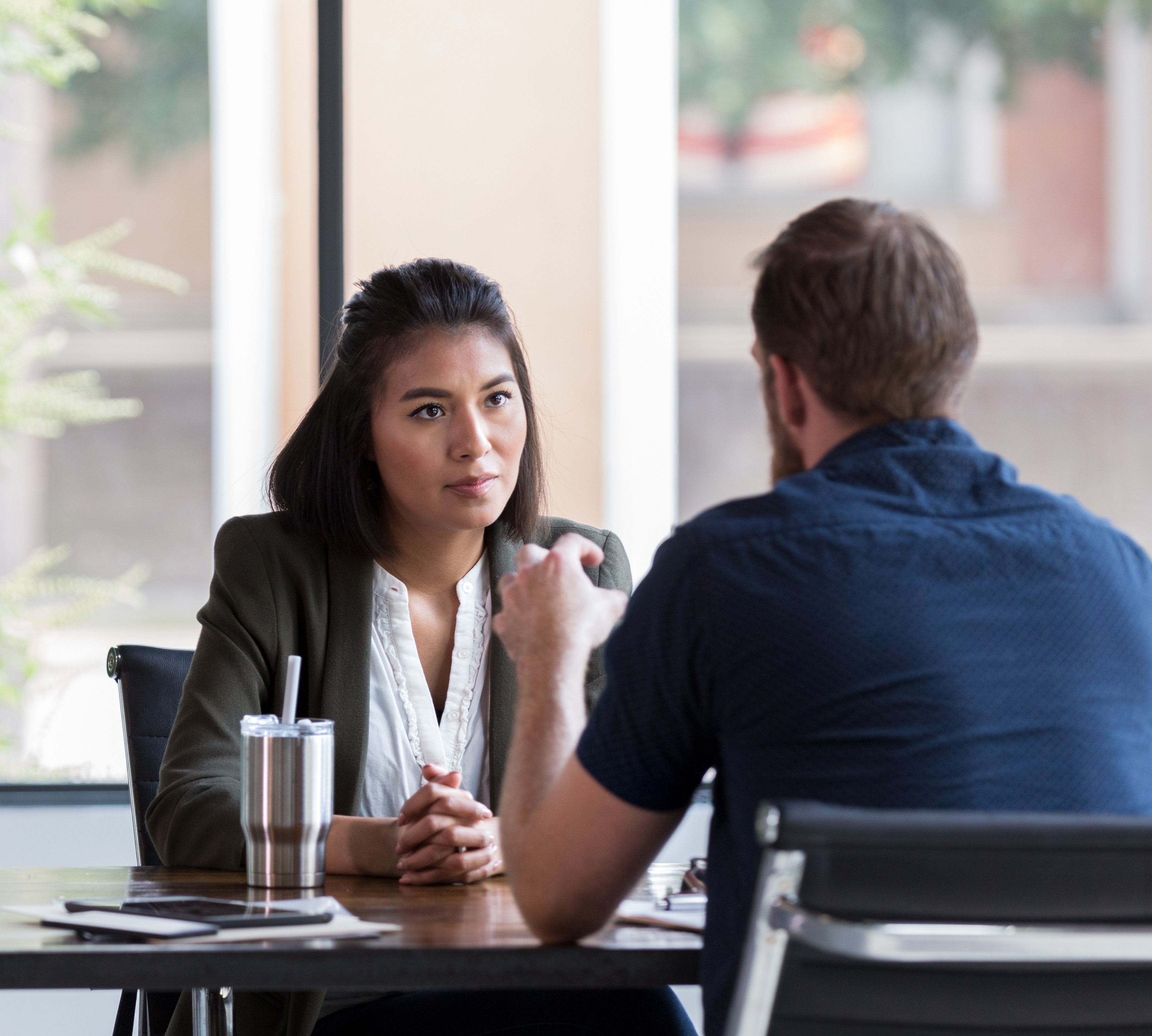 Een man en een vrouw hebben een gesprek aan een tafel