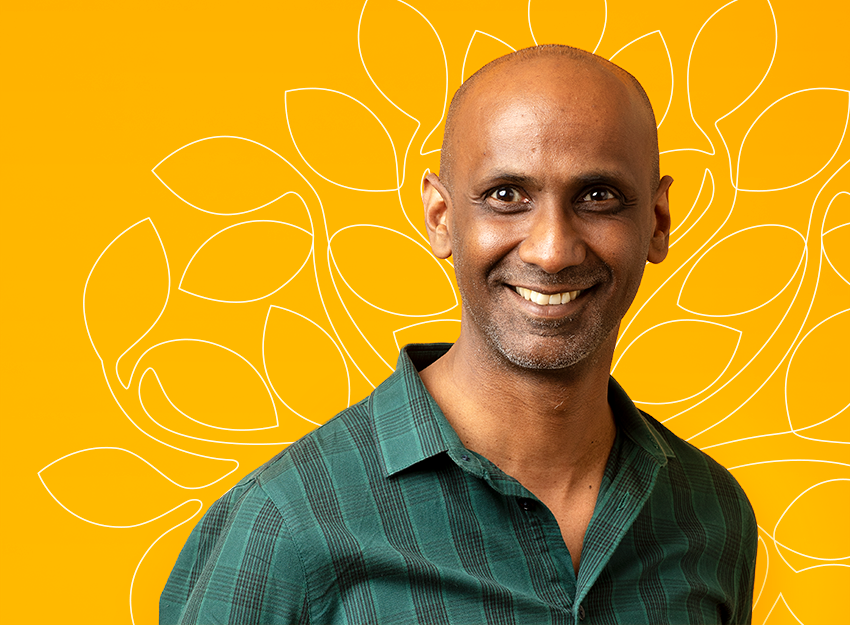 Vrolijke collega kijkt jou aan